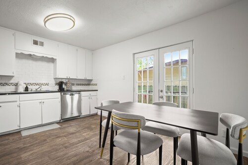 Modern 2BR Gem - King Beds - 1G Wi-Fi - Crestview