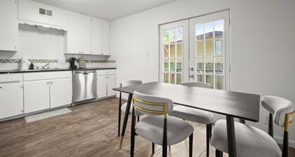 Modern 2BR Gem - King Beds - 1G Wi-Fi - Crestview