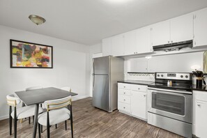 Geladeira, micro-ondas, fogão, cooktop