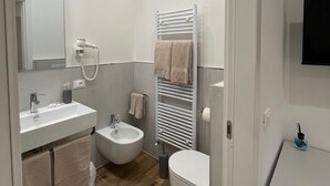 Shower, hair dryer, bidet, towels - Pertichetti Living room 2 (Foligno)