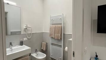 Doccia, asciugacapelli, bidet, asciugamani