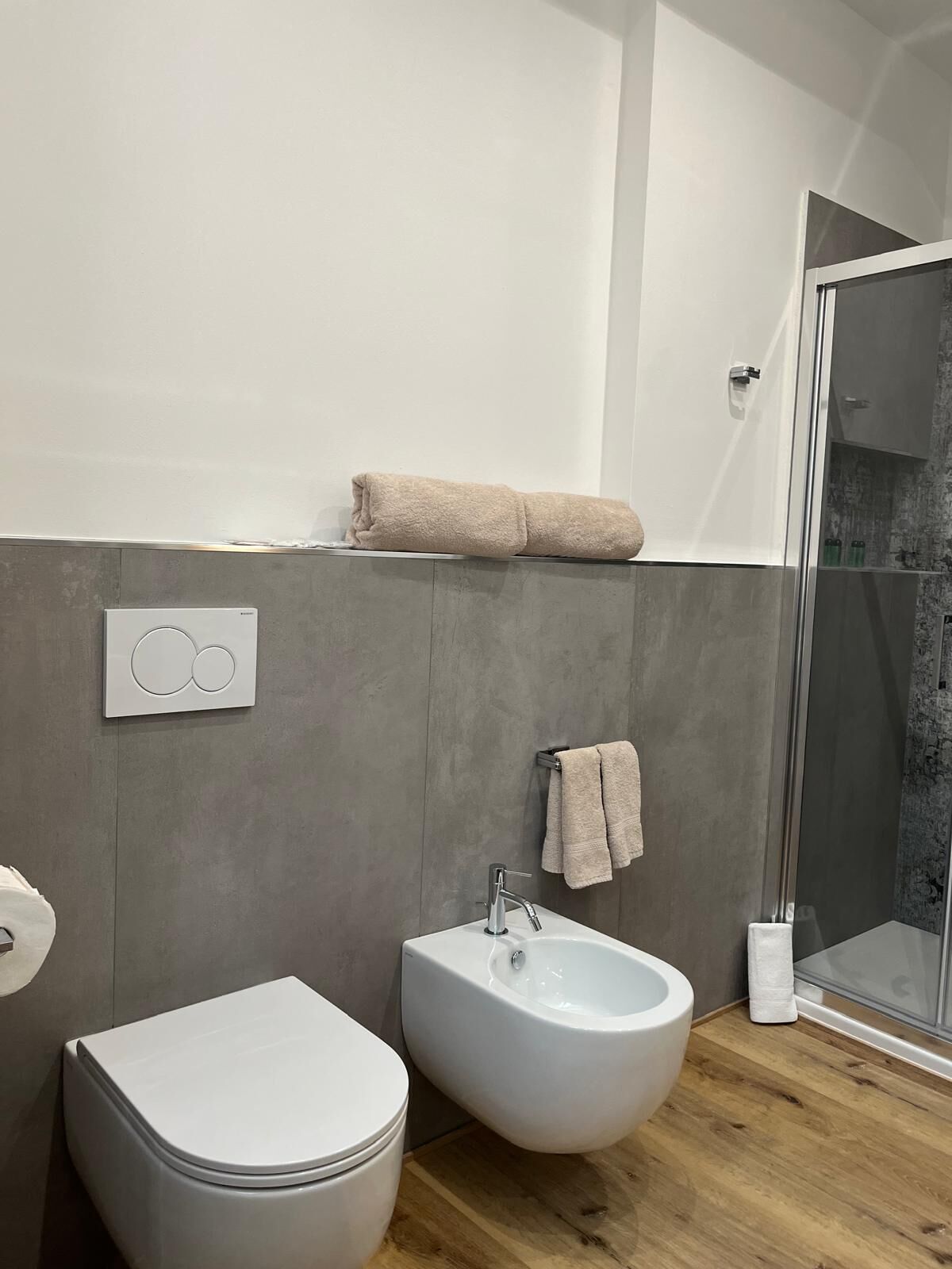 Een douche, een haardroger, een bidet, handdoeken