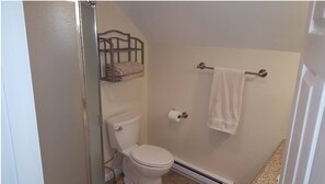 Shower, hair dryer, towels, soap - Nice Loft apartment with air conditioning in beautiful Great Falls Montana. (Great Falls)