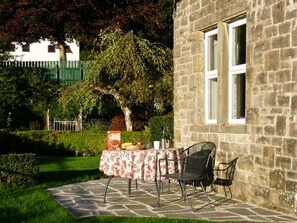 Outdoor dining - Priory View (Ulverston)