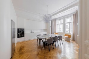 شقة فاخرة - غرفتا نوم - منظر للمدينة | المنشأة من الداخل