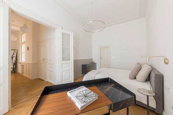 شقة فاخرة - غرفتا نوم - منظر للمدينة | ملاءات من القطن المصري وأغطية فراش متميزة وأسرّة بطبقة علوية مريحة