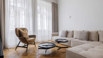 Luxe appartement, 2 slaapkamers, uitzicht op stad | Woonruimte | Een 100-inch smart-tv met satellietzenders, Netflix en een dvd-speler