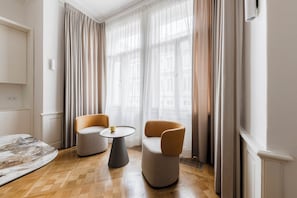 Luxe appartement, 2 slaapkamers, uitzicht op stad | Woonruimte | Een 100-inch smart-tv met satellietzenders, Netflix en een dvd-speler