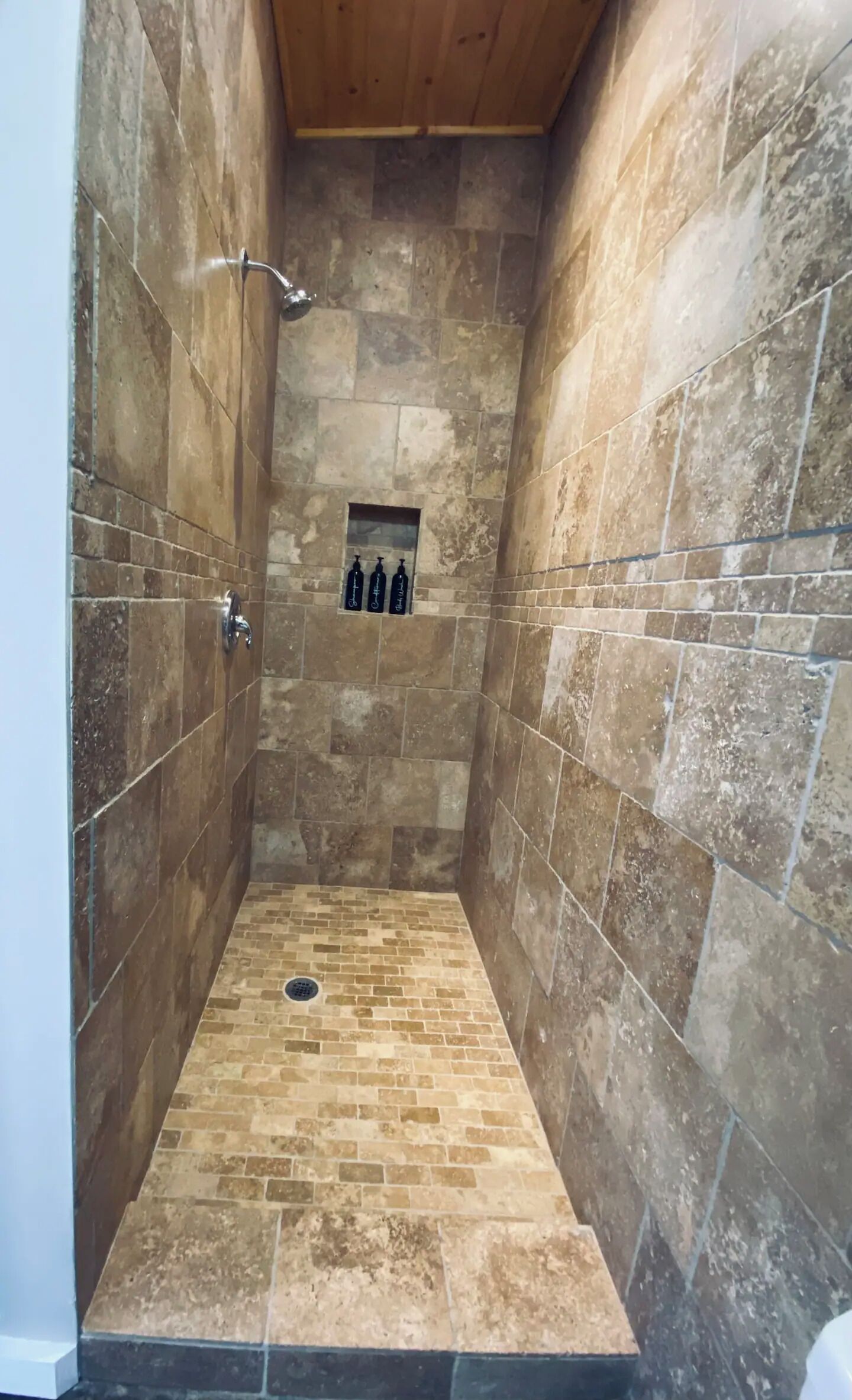 Haartrockner, Handtücher, Seife, Toilettenpapier