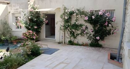 Chambre dâhĂŽtes « Chambre Hirondelle » avec terrasse partagĂ©e, jardin privĂ© et Wi-Fi