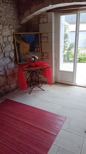 Interior - Guest Room "Chambre Hirondelle" with Shared Terrace, Private Garden and Wi-Fi (L'Île-Bouchard)