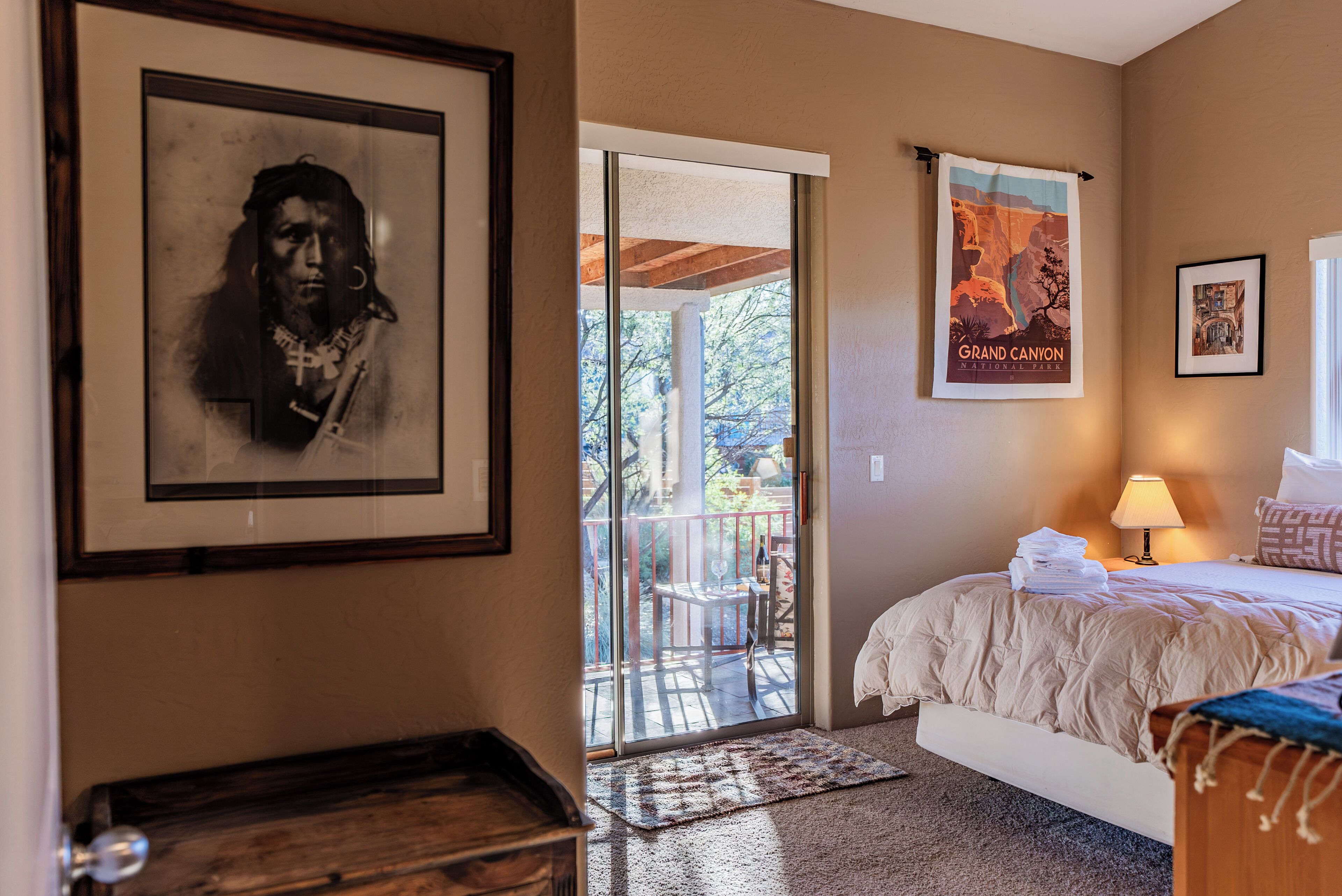 Työpöytä, silitysrauta/-lauta, ilmainen Wi-Fi, vuodevaatteet