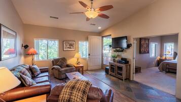 Smart TV, caminetto, lettore DVD, libri