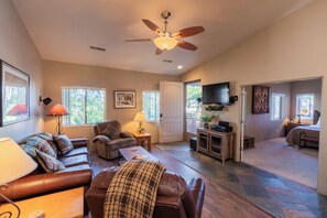 Smart-TV, Kamin, DVD-Player, Bücher