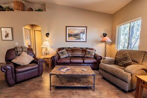 Smart-TV, Kamin, DVD-Player, Bücher