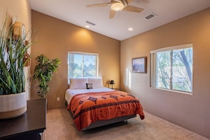 3 bedrooms, desk, iron/ironing board, free WiFi