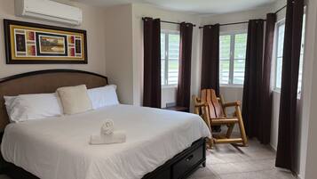 3 makuuhuonetta, tallelokero huoneessa, silitysrauta/-lauta