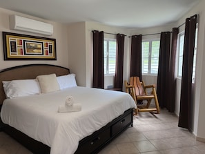 3 makuuhuonetta, tallelokero huoneessa, silitysrauta/-lauta