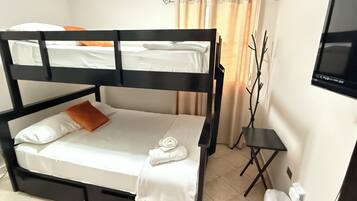 3 makuuhuonetta, tallelokero huoneessa, silitysrauta/-lauta