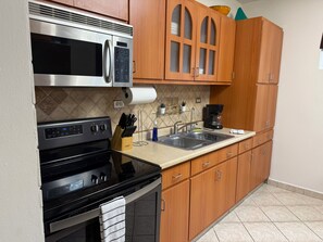 Mikrowelle, Ofen, Wasserkocher mit Kaffee-/Teezubehör, Toaster