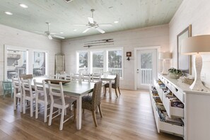 Interior - No Agenda Hacienda QUARTER MILE WALK TO BEACH (Port Aransas)