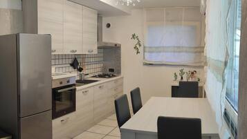 KĂŒhlschrank, Ofen, Herdplatte, Wasserkocher mit Kaffee-/Teezubehör