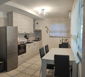 Kühlschrank, Ofen, Herdplatte, Wasserkocher mit Kaffee-/Teezubehör