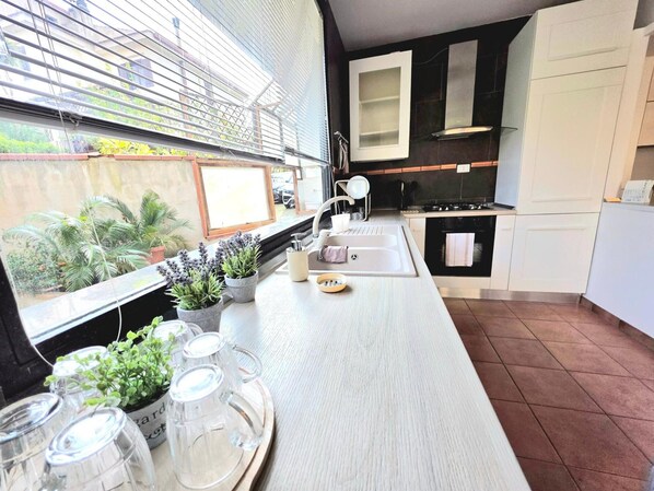 冷蔵庫、オーブン、コンロ、食器洗い機