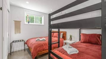 3 slaapkamers, een strijkplank/strijkijzer, wifi, beddengoed