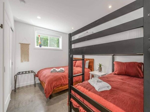 3 chambres, fer et planche à repasser, Wi-Fi, draps fournis