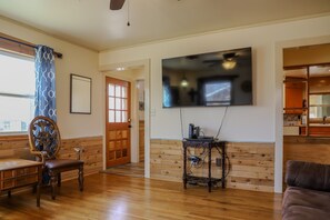 TV, books - New! 2 blocks from DT + Fenced Yard, Fast Wifi! (Fredericksburg)