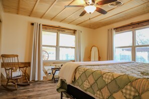 2 bedrooms, iron/ironing board, WiFi, bed sheets - New! 2 blocks from DT + Fenced Yard, Fast Wifi! (Fredericksburg)