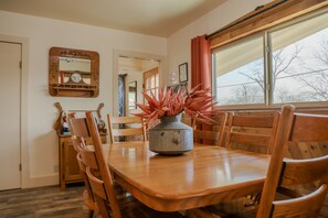 Dining - New! 2 blocks from DT + Fenced Yard, Fast Wifi! (Fredericksburg)