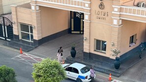 Un edificio con un letrero que dice "LOTUS HOTEL".