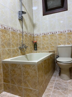 Douche, serviettes fournies, savon, papier toilette