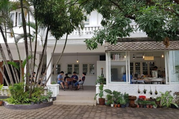 المنشأة من الخارج