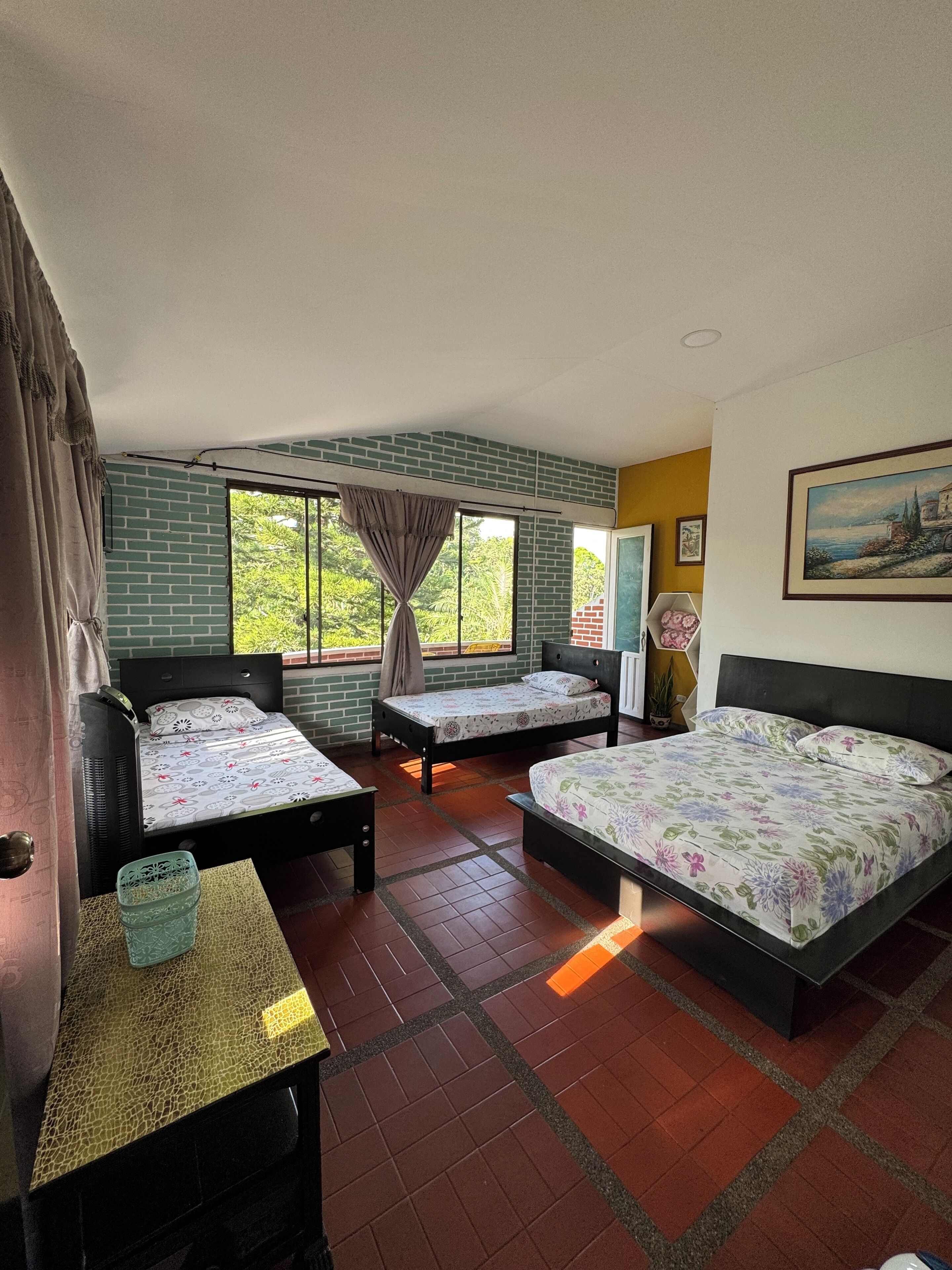 Strygejern/strygebræt, internetforbindelse, sengetøj