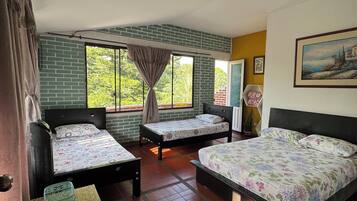 Tabla de planchar con plancha, internet y ropa de cama