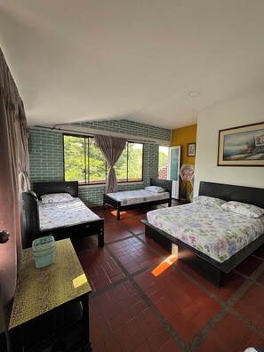 Tabla de planchar con plancha, internet y ropa de cama 