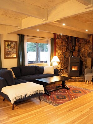 Smart-TV, Kamin, Videospiele, Tischfußball