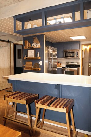 ثلاجة، ميكروويف، فرن، موقد طهي مسطح