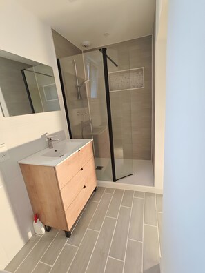 Een douche, een haardroger, handdoeken