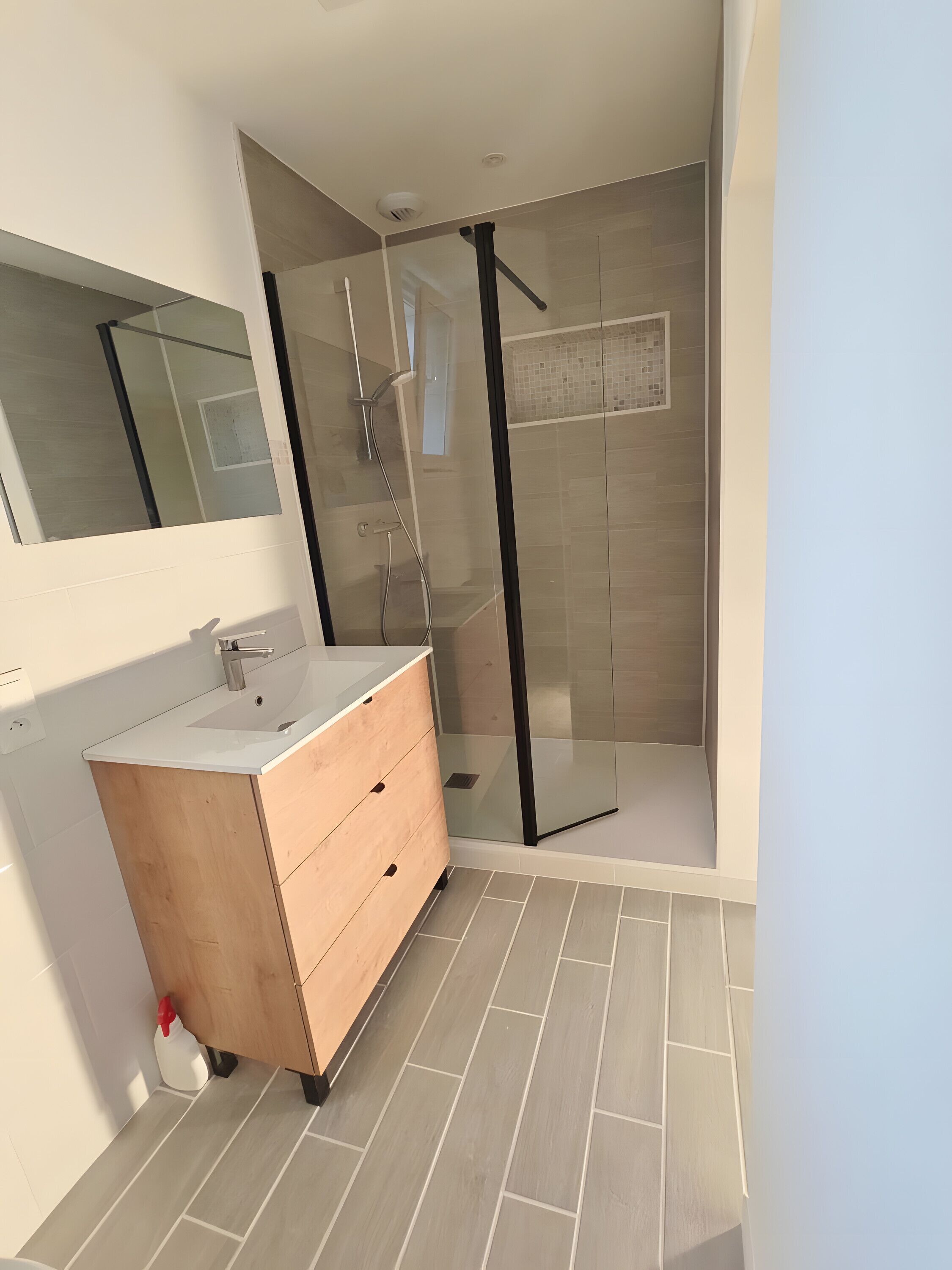 Een douche, een haardroger, handdoeken