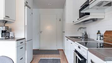 Comfort-huoneisto, parveke | Yksityinen keittiö | Kahvin-/teenkeitin, vedenkeitin