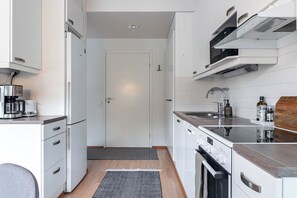 Departamento Confort, balcón | Cocina privada | Cafetera y tetera y tetera eléctrica 