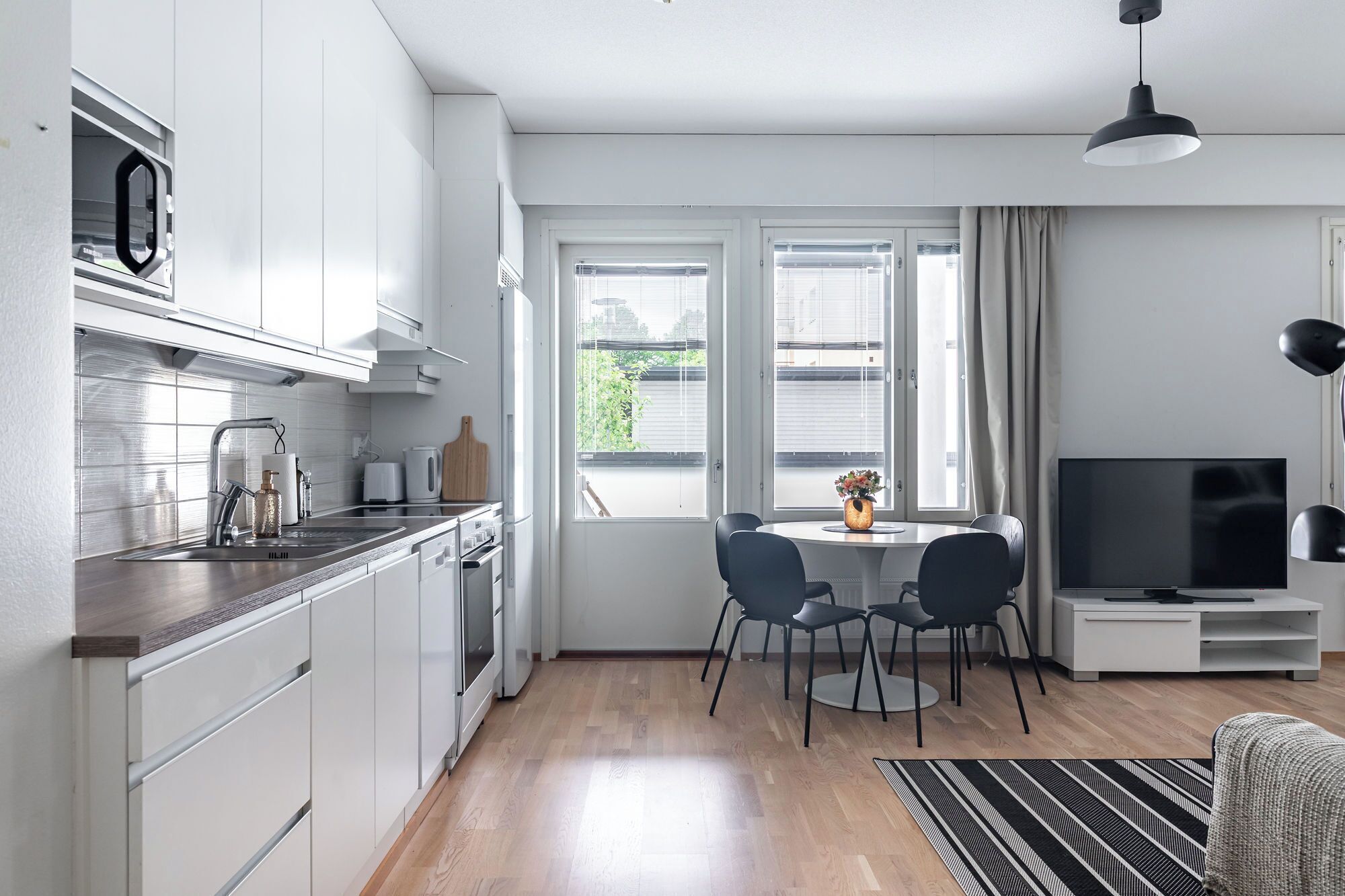Comfort Studio, Balcony, Courtyard View | Private kitchen | Full-sized fridge, microwave, oven, stovetop