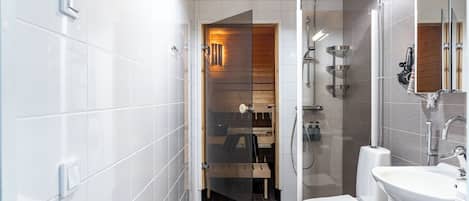Estudio Confort, balcón, vista al patio | Baño