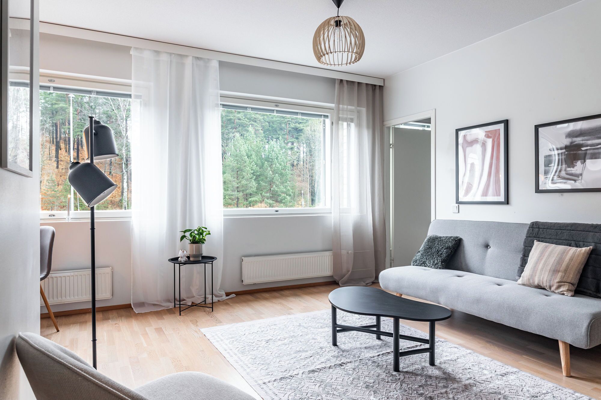 舒适公寓, 阳台 | 起居区 | 65-英寸智能电视（配备有线频道）