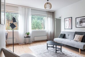 Departamento Confort, balcón | Área de sala de estar | Smart TV de 65 pulgadas con canales por cable 