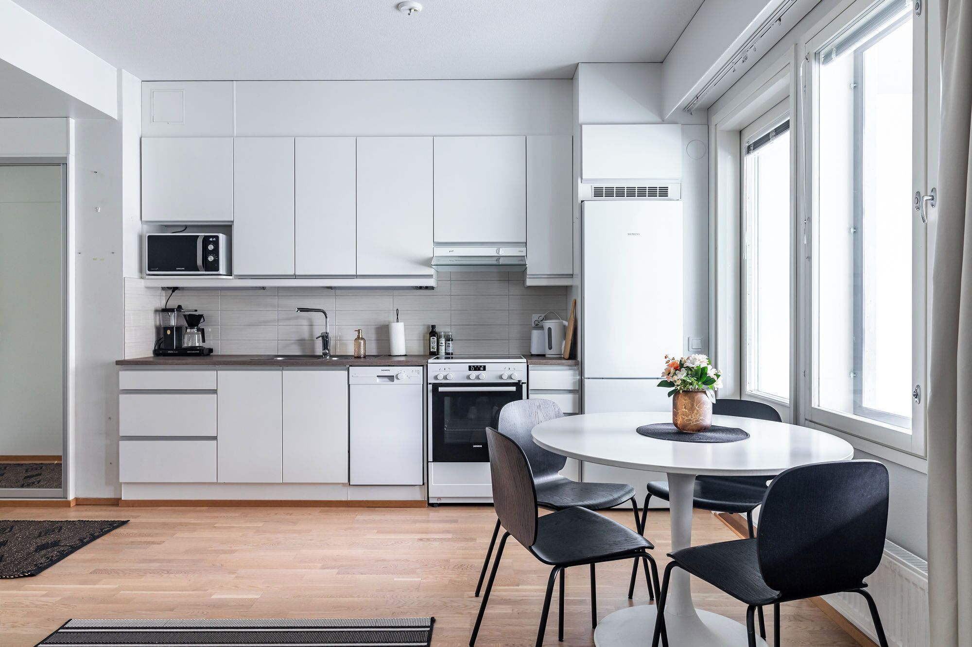 Comfort Studio, Balcony, Courtyard View | In-room dining